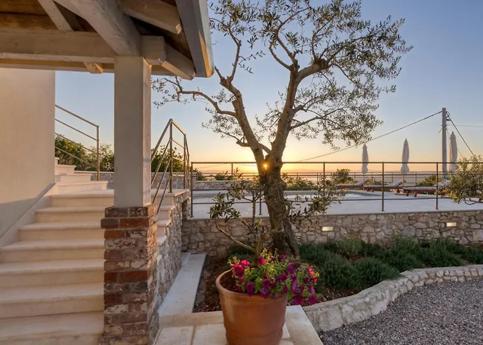 Luxury Emily Sea View By Guide Villa *